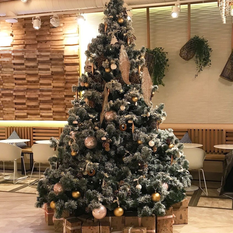 Дизайнерская  Елка с Золотым новогодним декором Christmas Tree Golden Feathers Золотой Зеленый в Краснодаре | Loft Concept 