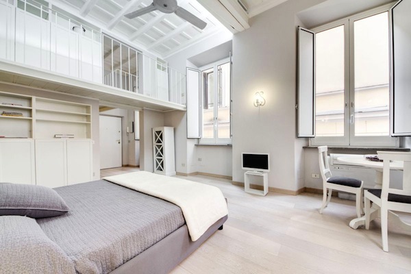 светлый лофт с высокими потолками