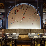 Обои ручная роспись Falling Flowers Standard colourway on Pale Grey dyed silk варинант исполнения - 1 | Loft Concept в Краснодаре