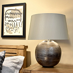 Настольная лампа с круглым фарфоровым основанием ручной работы с покрытием глазурью и белым абажуром из искусственного шелка Elstead Lighting варинант исполнения - 2 | Loft Concept в Краснодаре