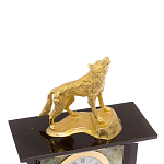 Часы настольные с декором в виде волка из натурального камня Офиокальцит Wolf Stone Clock варинант исполнения - 3 | Loft Concept в Краснодаре