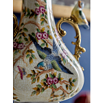 Ваза белого цвета из фарфора с цветочным рисунком и бронзовыми ручками с фигурками птиц Eden Garden porcelain and bronze варинант исполнения - 4 | Loft Concept в Краснодаре