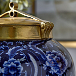 Ваза с насыщенным синим орнаментом и золотой крышкой Blue & White Ornament  варинант исполнения - 3 | Loft Concept в Краснодаре
