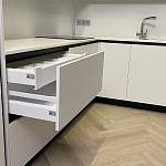 Угловой кухонный гарнитур Жемчужный белый Серый Clarke Kitchen Set White Grey варинант исполнения - 6 | Loft Concept в Краснодаре