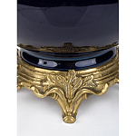 Ваза темно-синяя фарфоровая на бронзовой подставке с ажурным ободком и изогнутыми ручками Eden Garden варинант исполнения - 3 | Loft Concept в Краснодаре