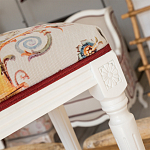 Банкетка одноместная из массива бука бежевая с растительным орнаментом Raffael Beige Floral Banquette варинант исполнения - 2 | Loft Concept в Краснодаре