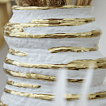 Ваза белая с рельефной поверхностью и золотыми полосами Vase Beehive варинант исполнения - 3 | Loft Concept в Краснодаре