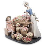 Статуэтка фарфоровая Девушка и маленькая девочка с цветами Charming Statuette варинант исполнения - 1 | Loft Concept в Краснодаре