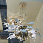 Люстра подвесная с белыми матовыми и золотыми глянцевыми листьями Wintery flovers варинант исполнения - 4 | Loft Concept в Краснодаре