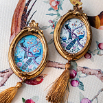 Картина с изображением павлинов в саду в овальной позолоченной раме с кисточкой Chinoiserie Imperial Garden Peacocks on a Tree Poster варинант исполнения - 4 | Loft Concept в Краснодаре