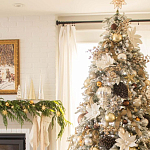 Дизайнерская Елка украшенная шарами в бежевых тонах и декором в виде белых цветов и шишек варинант исполнения - 3 | Loft Concept в Краснодаре