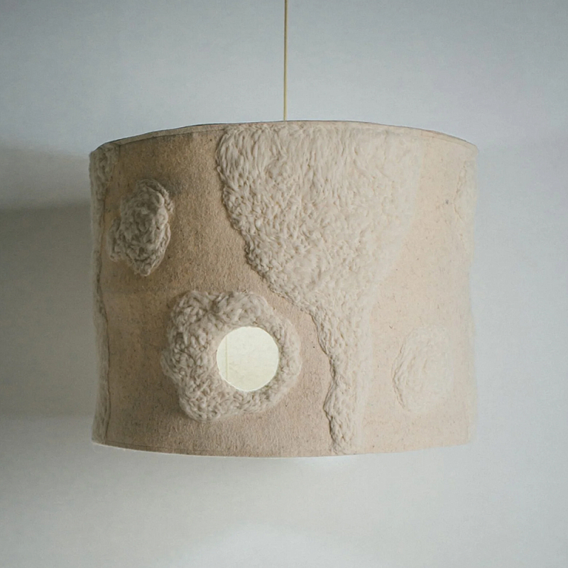 Подвесной светильник из шерсти в технике сухого валяния Dry Felted Wool Lamp Бежевый Подвесной светильник из шерсти в технике сухого валяния Dry Felted Wool Lamp Бежевый в Краснодаре | Loft Concept