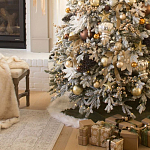 Дизайнерская Елка украшенная шарами в бежевых тонах и декором в виде белых цветов и шишек варинант исполнения - 2 | Loft Concept в Краснодаре