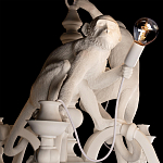 Люстра с тремя фигурами обезьян с лампочками в руках белого цвета Hanging Monkey варинант исполнения - 4 | Loft Concept в Краснодаре