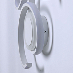 Бра белого цвета с изогнутыми световыми линиями и круглым основанием Luke Lampco Tracer Lamp варинант исполнения - 6 | Loft Concept в Краснодаре