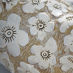 Статуэтка курица с резными белыми цветами на бежевой фактурной поверхности Rustic Chicken варинант исполнения - 2 | Loft Concept в Краснодаре