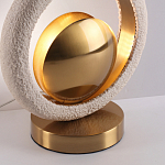 Настольная лампа с бежевым текстурным кольцом и латунным шаром в центре Tactile   варинант исполнения - 8 | Loft Concept в Краснодаре