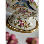 Ваза белого цвета из фарфора с цветочным рисунком и бронзовыми ручками с фигурками птиц Eden Garden porcelain and bronze варинант исполнения - 3 | Loft Concept в Краснодаре