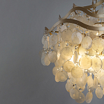 Люстра подвесная с белыми перламутровыми подвесками и изогнутыми золотистыми элементами Диаметр 50 см SHELL Chandelier варинант исполнения - 3 | Loft Concept в Краснодаре
