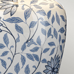 Настольная лампа с керамическим основанием в белом цвете с синим цветочным орнаментом на темной деревянной подставке и тканевым абажуром Elstead Lighting варинант исполнения - 4 | Loft Concept в Краснодаре