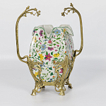 Ваза белого цвета из фарфора с ярким цветочным узором и бронзовыми ручками в виде ветвей Eden Garden porcelain and bronzeм варинант исполнения - 1 | Loft Concept в Краснодаре