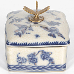 Фарфоровая шкатулка с бронзовой стрекозой Blue and White варинант исполнения - 2 | Loft Concept в Краснодаре